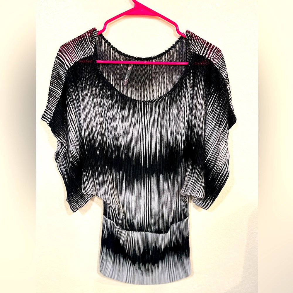 Black/white knitted blouse